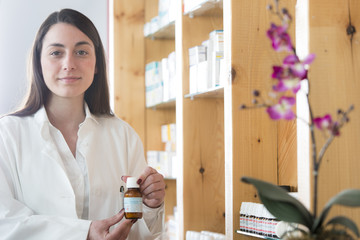 PTA hält Schüssler Salze in moderner Apotheke mit Holz