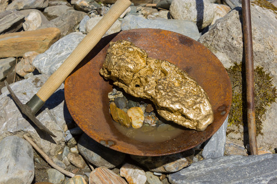 Goldnugget in der Goldwaschpfanne im gold Fluss