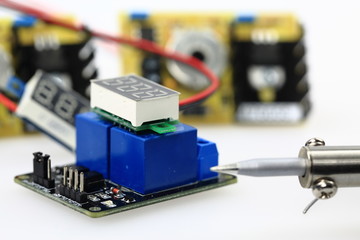 Relais auf Platine l&ouml;ten