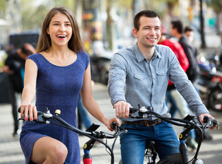 Obraz premium Happy young man and woman with electrkc bikes