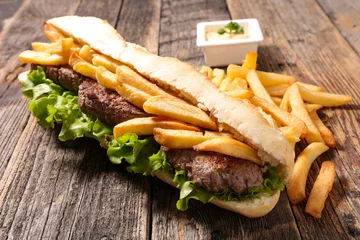 Photo sur Plexiglas Snack sandwich au boeuf et frites