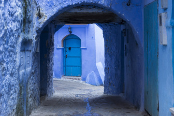 Fototapeta na wymiar Viaje entre las hermosas calles de la ciudad azul de Chefchaouen en Marruecos