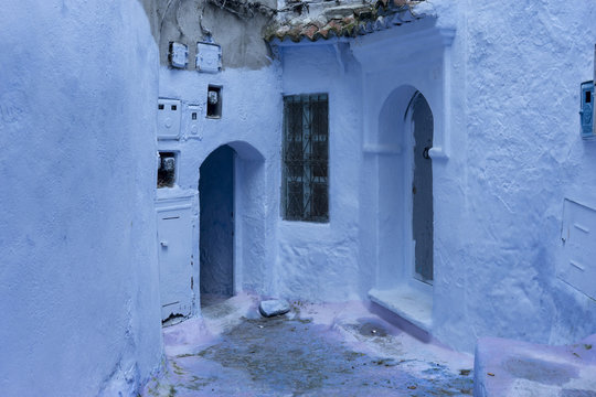 Viaje entre las hermosas calles de la ciudad azul de Chefchaouen en Marruecos