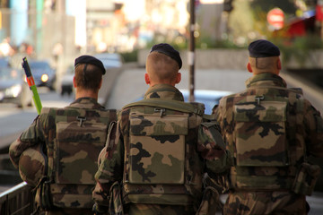 Soldados patrullando la calle