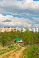 Naklejka premium Rural house on background of the city