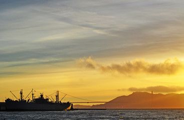 Obraz premium San Francisco, una nave e il tramonto allo storico Pier 39 il 9 giugno 2010