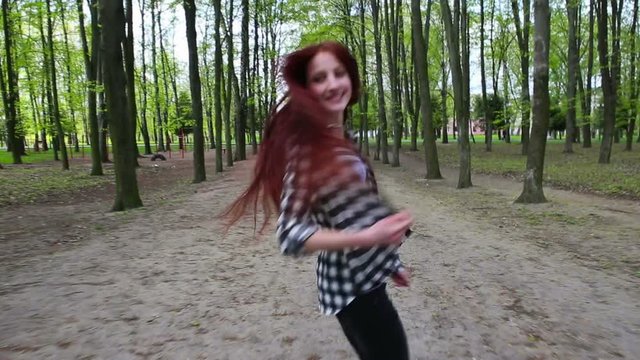Девушка бежит в парке.