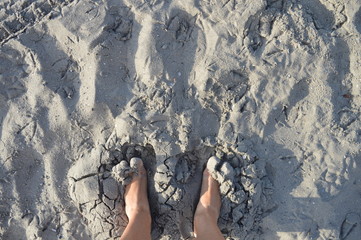 Stopy w piasku na plaży