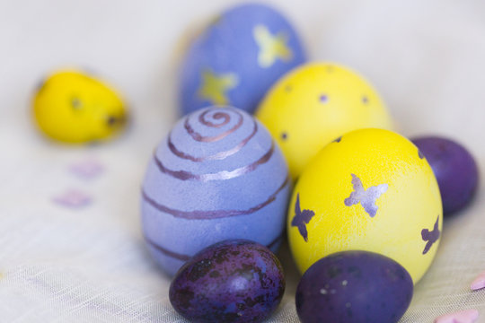 Раскрашенные пасхальные яйца: желтые, фиолетовые - куриные и перепелиные