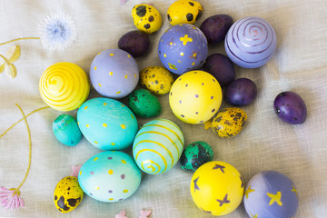 Раскрашенные пасхальные яйца: желтые, голубые, фиолетовые - куриные и перепелиные