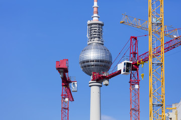 Bauwirtschaft Berlin - Baustelle Kräne Stadtmitte Alexanderplatz, blauer Himmel, Baugeschäft,...