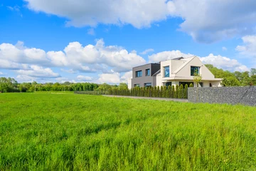 Photo sur Plexiglas Campagne Modern house on green meadow in rural landscape of Krakow, Poland