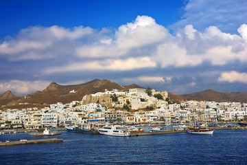 Greece. Cyclades Islands - Naxos. Naxos Town (Chora) - main harbour of the island with impressive Venetian Kastro (castle) on the top - obrazy, fototapety, plakaty
