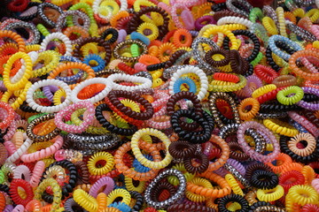 viele bunte Haargummis