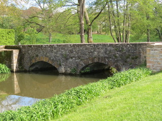 Fototapeta premium Bourgogne Saône-et-Loire - Cormatin - Petit pont ancien sur le bief du Moulin