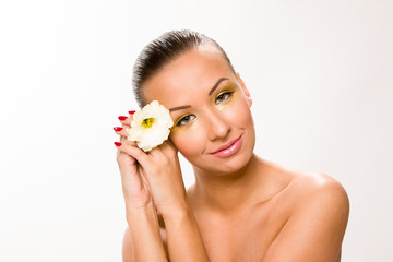 Obraz na płótnie Canvas Gold make up. Brown sleek hair beautiful woman with white flower