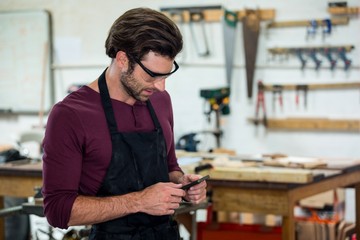 Obraz premium Carpenter on the phone