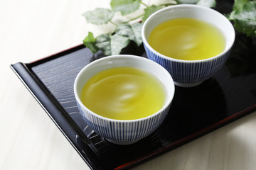 緑茶　Cold green tea