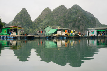 Fototapeta na wymiar Cai Beo floating village in Ha Long Bay