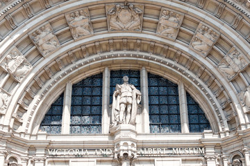 Fototapeta na wymiar Entrance Arch with sculptures low angle London