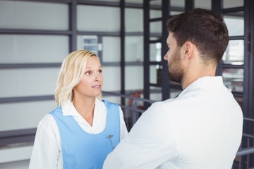 Obraz premium Doctors discussing while standing 