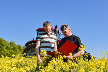 Ackerbau - Ausbildung, landwirtschaftlicher Azubi mit Landwirt im Rapsbestand