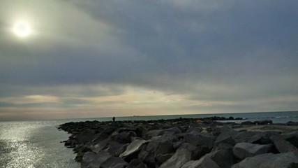 uomo in lontananza al mare