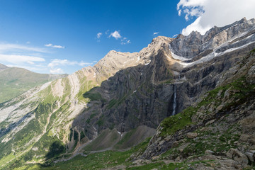Obraz premium Scenic view of famous Cirque de Gavarnie with Gavarnie Fall in Pyrenees National Park.