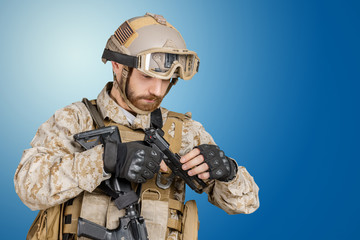 Naklejka premium Modern soldier with gun