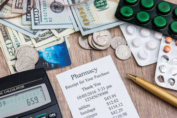 Naklejka premium Pharmacy receipt with money, pills on desk