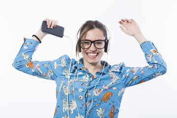 Retrato de chica escuchando música con auriculares.