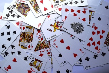 トランプ／散らべたトランプを撮影した、ゲームイメージの写真です。