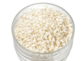 Arroz en recipiente aislado en blanco
