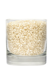 Arroz en recipiente aislado en blanco