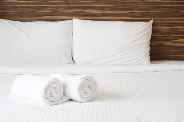 Bed and pillow set with bed runner