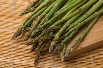 Asparagi freschi appoggiati sul tagliere di legno