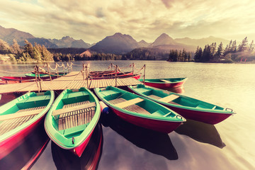Plakaty  Vintage krajobraz z łodziami na jeziorze