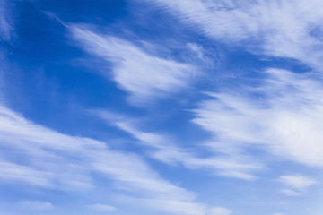 Obraz premium Białe chmury cirrus i błękitne niebo