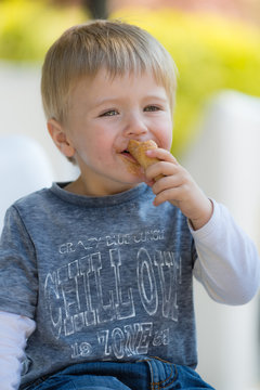 Kleiner Junge beim Eis essen