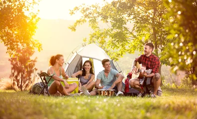 Crédence de cuisine en verre imprimé Camping les jeunes amis passent du bon temps en camping