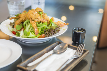 Crab fritters salad Pour salad dressing made from olive oil, soy sauce, sesame Japanese black and white.