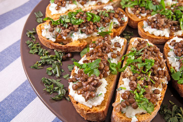 Crostini with goat cheese and Beluga lentils