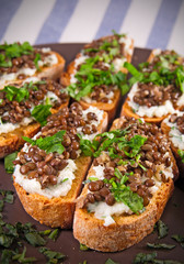 Crostini with goat cheese and Beluga lentils