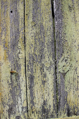 Obraz premium Fenêtre aux volets de bois usées.