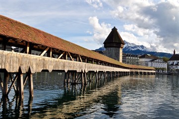 Kapellbrücke - Wahrzeichen der Stadt Luzern am Vierwaldstättersee mit schneebedecktem Berg...