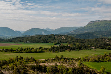 Fototapeta na wymiar paysage des Hautes Alpes- France