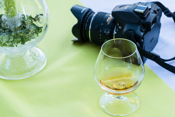 Stilleben Kamera auf Tisch mit Glas Alkohol