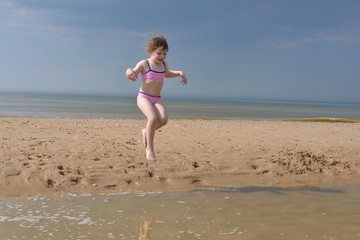 belle jeune fille prenant son envol