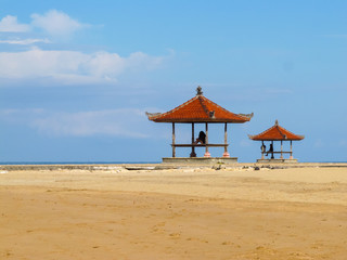 Fototapeta premium tradition beach pavilion at bali in sunny day.