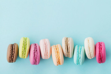 Gâteau macaron ou macaron sur fond turquoise d& 39 en haut, biscuits aux amandes colorés, couleurs pastel, carte vintage, vue de dessus